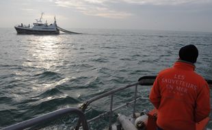 Des sauveteurs en mer (illustration)