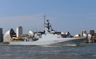 La Royal Navy, ici le tout récent HMS Tamar, se tient prête à affronter les chalutiers français dans les eaux de la Manche.