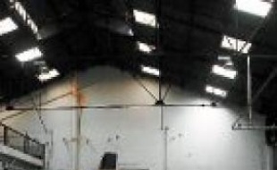 Les Roms ont investi un hangar.