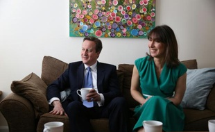 GB: le Premier ministre britannique David Cameron et sa femme Samantha à l'heure du thé à Swindon, dans le sud de l'Angleterre, le 14 avril 2015