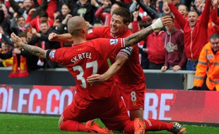 Les joueurs de Liverpool Skrtel et Gerrard lors de la victoire contre Manchester City, le 12 avril 2014.