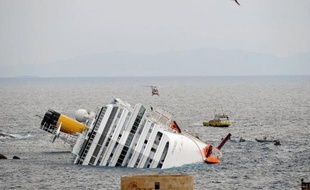 Le Concordia qui transportait 4.229 personnes, quelque 3.200 touristes et un millier de membres d'équipage, a heurté un rocher puis a fait naufrage vendredi soir près de l'île du Giglio, en Toscane (centre).