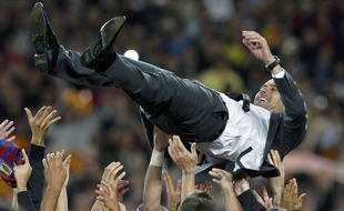 Pep Guardiola porté en triomphe par ses joueurs, le 5 mai 2012