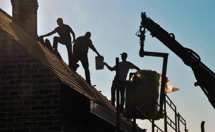 Le montant des crédits immobiliers accordés par les banques a enregistré un très fort recul au premier semestre avec une chute de 33,1% par rapport au semestre correspondant de 2011, selon une étude de l'Observatoire Crédit Logement/CSA publiée mardi.