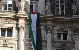 Des élus écologistes accrochent un drapeau palestinien sur l’Hôtel de ville