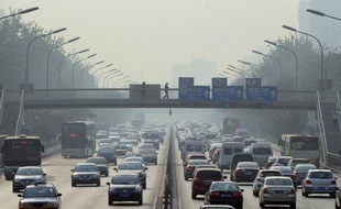 La Chine a reconnu officiellement pour la première fois mardi être devenue le premier pays du monde en volume d'émissions de gaz à effet de serre, responsables du changement climatique.