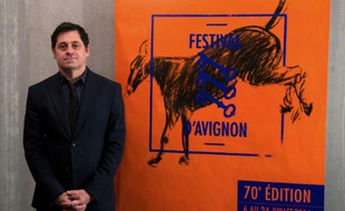 Le directeur du festival de théâtre d'Avignon, Olivier Py, pose le 24 mars 2016 devant l'affiche de l'édition 2016