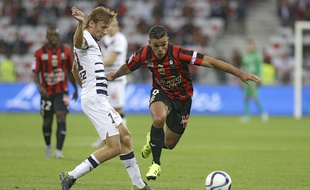 Nice's Hatem Ben Arfa, right, challenges for the ball with Bordeaux's Clement Chantome during their French League One soccer match, Wednesday, Sept. 23, 2015, in Nice stadium, southeastern France. (AP Photo/Lionel Cironneau)/CIR103/90353167923/1509232015