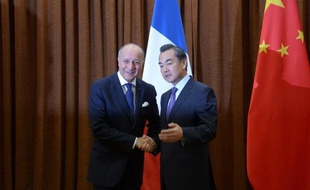 Le ministre français des Affaires étrangères Laurent Fabius et son homologue chinois Wang Yi le 15 septembre 2013 à Pékin