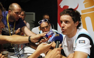 Le cycliste Sylvain Chavanel répond aux questions des journaliste, le 28 juin 2012 à Liège.