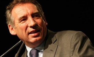 Le président du Mouvement démocrate (MoDem) François Bayrou, a mis mercredi le Nouveau Centre au défi de "rester fidèle à ses idées" lors du vote sur la réforme des institutions.