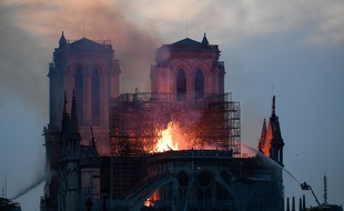 Une enquête a été ouverte pour "destruction involontaire par incendie", a annoncé le parquet de Paris, après l'incendie de la cathédrale Notre-Dame, à Paris, le 15 avril 2019.