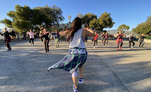 Un cours de zumba en haut de la colline du château à Nice.