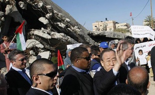 Le secrétaire général de l'ONU, Ban Ki-moon, en visite dans la bande de Gaza, dimanche 21 mars 2010, après le bombardement de l'enclave palestinienne par l'armée israélienne.