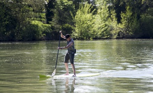 Un homme pratique Le Stand UP sur la Garonne. 7/04/2011 Toulouse