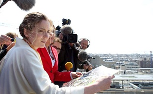 Nathalie Kosciusko-Morizet, en compagnie de la maire (UMP) du 17e arrondissement Brigitte Kuster lors d'une visite à la ZAC des Batignolles le 4 juin 2013.