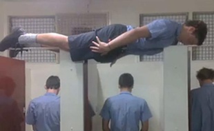Capture d'écran du top 10 des memes 2011 par le site Know your meme, représentant un jeune homme en plein planking.