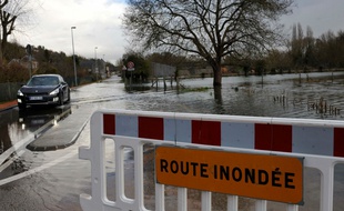 Une route inondée, en 2018 à Elbeuf (Seine-Maritime). Illustration.