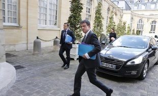 Le Premier ministre Manuel Valls (d) et le ministre de l'Economie Emmanuel Macron arrivent à Matignon, le 1er juin 2015 à Paris