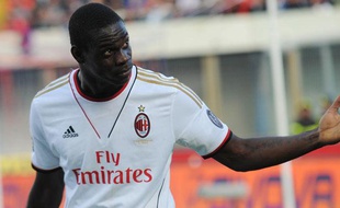 L'attaquant italien du Milan AC Mario balotelli sur la pelouse de Catane, le 1er décembre 2013.