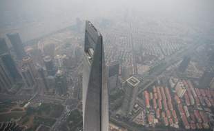 Vue générale d'un quartier d'affaires à Shanghaï, le 16 octobre 2014