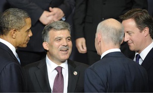 Les présidents américain, Barack Obama, turc, Abdullah Gul, et le Premie rministre du Royaume-Uni, David Cameron, discutent lors du sommet de l'Otan, à Lisbonne, le 19 novembre 2010.