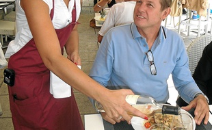 Une serveuse au Gaglio à Nice.