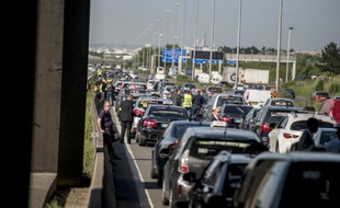Sur l'A1, l'ouverture le 29 avril prochain d'une voie dédiée aux taxis et aux bus visera à réduire et à fiabiliser les temps de parcours de ces deux catégories de véhicules sur les trajets Roissy-Paris.