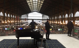 Des policiers dans la gare du Nord, à Paris.