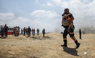 Un bébé palestinien est décédé après avoir inhalé du gaz lacrymogène pendant les heurts entre manifestants palestiniens et soldats israéliens lundi 14 mai 2018 près de la frontière entre la bande de Gaza et Israël.