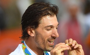 Cancellara profite de sa médaille, le 10 août 2016 à Rio.