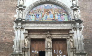 Des tags « no God » sur les portes de l'église Notre-Dame de la Dalbade, à Toulouse.