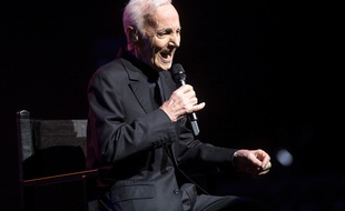 Charles Aznavour, ici en concert à Barcelone le 20 avril 2018, a dû annuler un concert en Russie à cause d'un tour de reins.