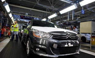 Le conseil de surveillance de PSA Peugeot Citroën examinera dimanche les diverses options envisagées autour de l'entrée au capital du chinois Dongfeng et de l'État français, qui doivent apporter au constructeur automobile les fonds nécessaires à son redressement.