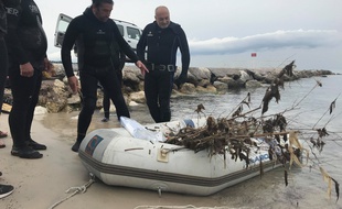 Chaque mardi, les bénévoles de l'association Fonds bleus nettoient les côtes d'Antibes.