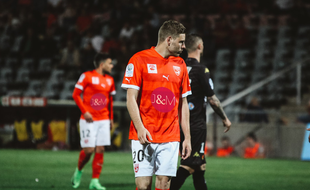 Le maillot du Nîmes Olympique sponsorisé par un site X.