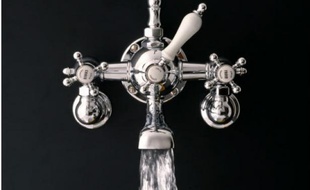 De l'eau coule d'un robinet.