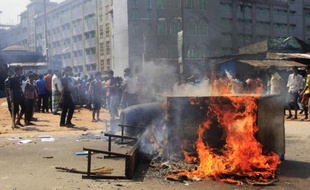 Des centaines de milliers d'ouvriers du textile du Bangladesh ont déversé leur colère dans la rue lundi, bloquant des rues et mettant le feu à des usines faute d'obtenir un salaire minimum de 100 dollars par mois, cinq mois après un dramatique accident industriel.