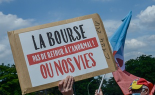 Des soignants ont manifesté devant l'hôpital Robert-Débré à Paris le 21 mai 2020 pour sauver l'hôpital et demander plus de moyens, des lits et une reconnaissance par le salaire, dans cette période de crise sanitaire due au Covid-19.