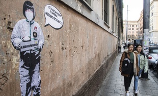 Une peinture évoque de coronavirus sur un mur de Rome.