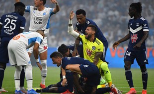Samuel Kalu s'est effondré sur la pelouse du Vélodrome dimanche soir.