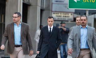 Le champion paralympique sud-africain Oscar Pistorius arrive au tribunal, le 6 avril 2014 à Pretoria