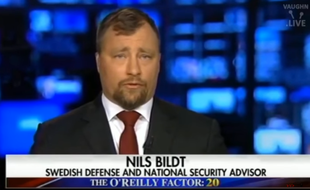 Ce 23 février 2017, la chaîne conservatrice Fox News a invité Nils Bildt à réagir aux attaques de Donald Trump sur la politique d’immigration locale. Problème, celui qui a été présenté comme un spécialiste suédois de la Défense ne vit plus au royaume depuis 1994.