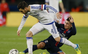 Marco Verratti tacle Cesc Fabregas,lors du match de Ligue de champions entre le PSG et Chelsea, le 16 février 2016.