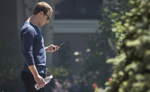 Mark Zuckerberg essayant peut-être de contacter les banques, à Sun Valley en juillet 2018.