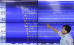Un expert sud-coréen montre les ondes mesurées le 3 septembre lors de l'essai nucléaire de Pyongyang.