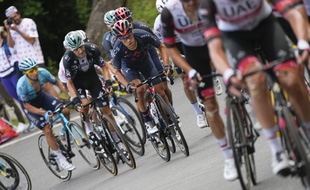 Des coureurs du Tour de France, dont l'Australien Richie Porte (au centre), lors de la 17e étape le 14 juillet 2021.