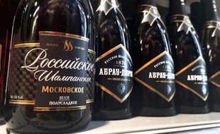 Des bouteilles dites de "Champagne" russe ont été vues dans une petite boutique du centre de Moscou le 3 juillet 2021.