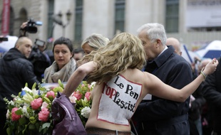 Une Femen évacuée par le service d'ordre du FN le 1er mai 2015.