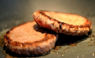 Les bactéries responsables du SHU peuvent se trouver dans de la viande de bœuf crue ou insuffisamment cuite. Les bactéries sont détruites par la cuisson.